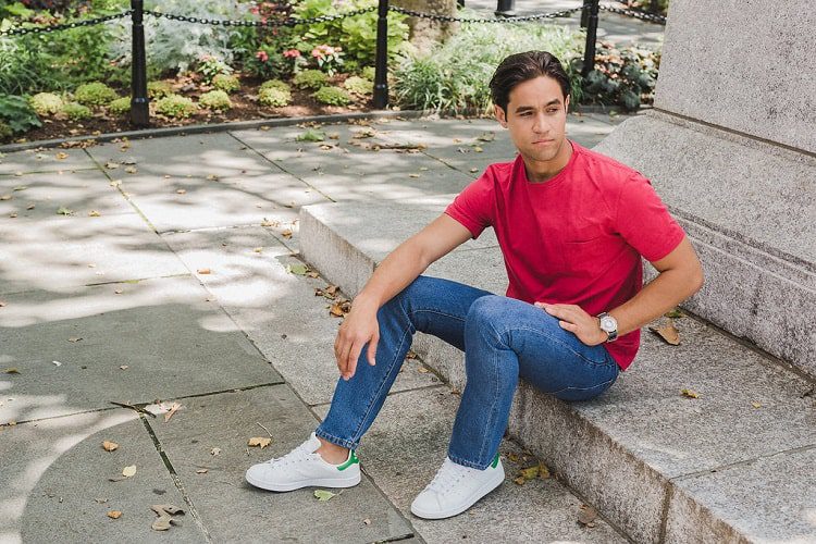 ست کردن تیشرت قرمز با شلوارهای جین