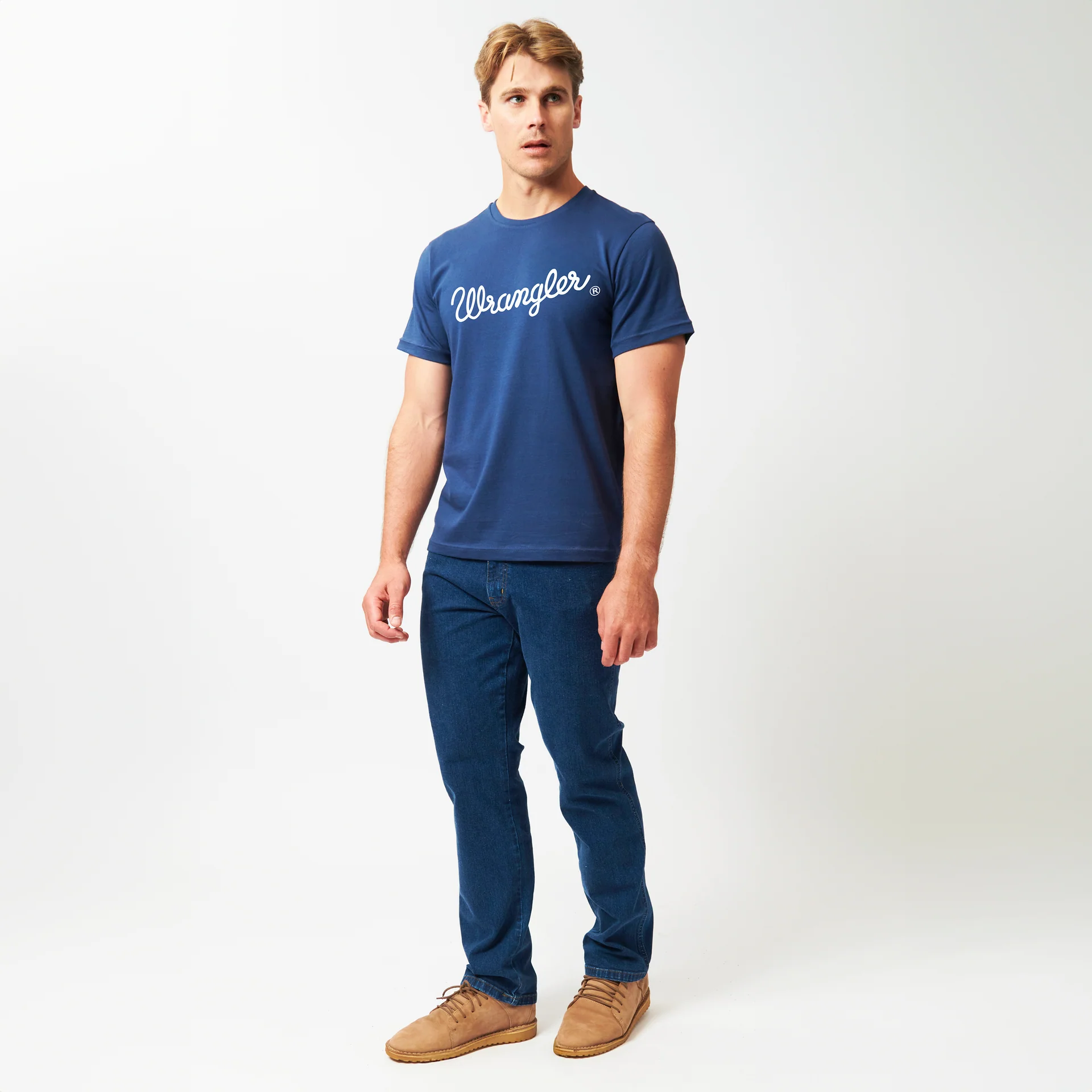 با تیشرت آبی چه شلواری بپوشیم؟ 1 ست کردن تیشرت آبی با شلوار جین